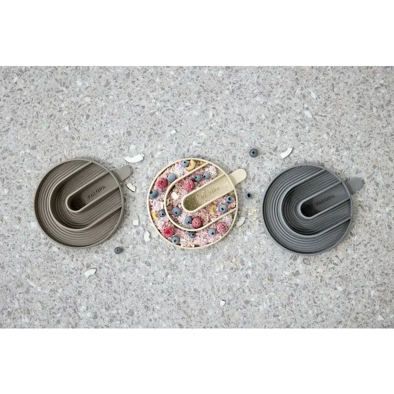 Anti-Schling-Einsatz Yumo im Hundenapf Cali mit gefrorenen Beeren und Granola