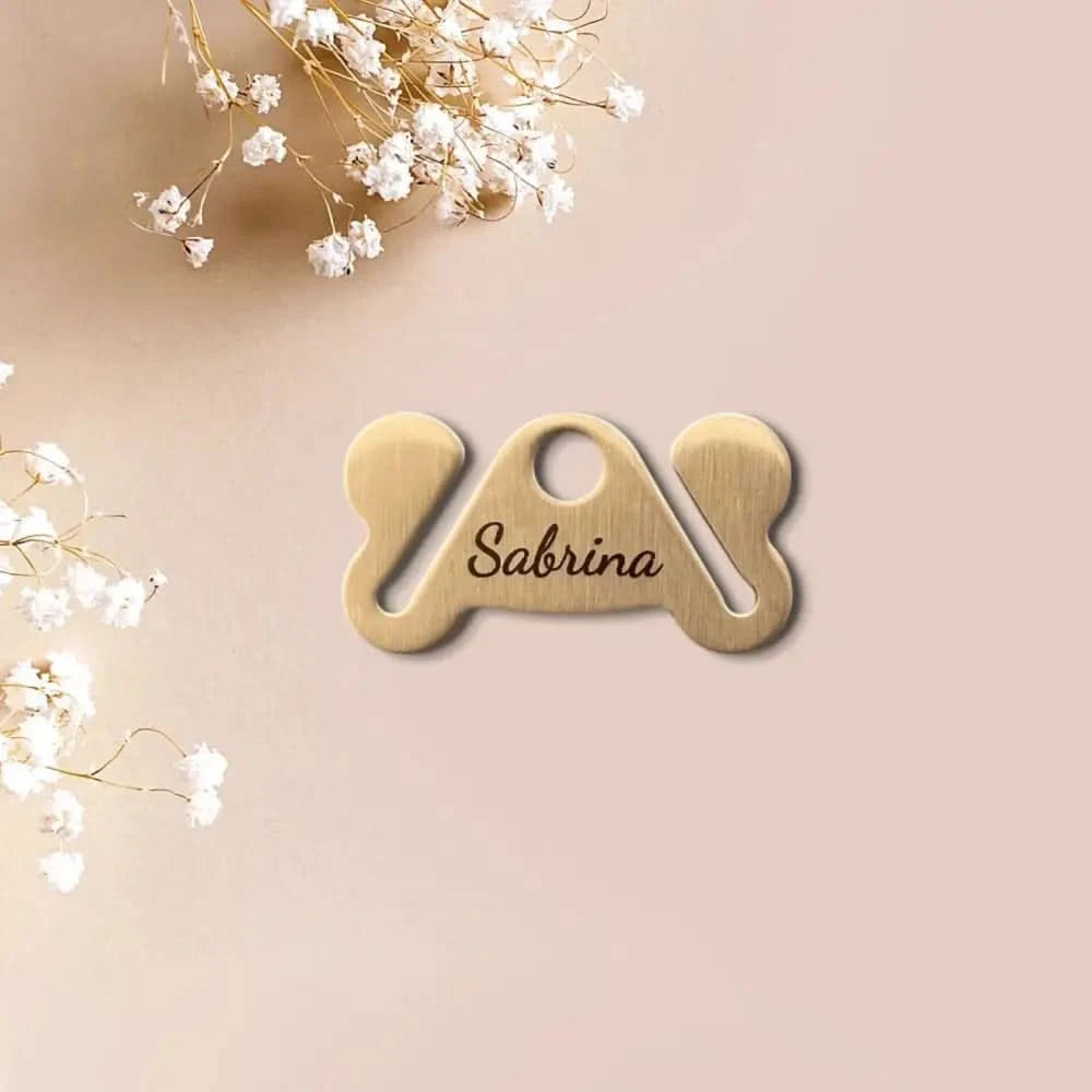 Edelstahl Hundekotbeutelhalter in Knochenform aus gebürstetem Goldton mit Schlitz zum diskreten Herausziehen