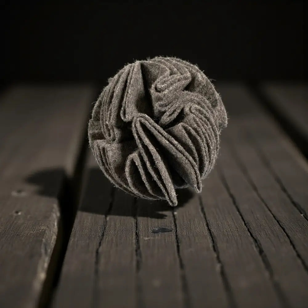 Grosser Schnueffelball Sherlock aus dunklem, fest gerolltem Stoff für Hunde Spaß