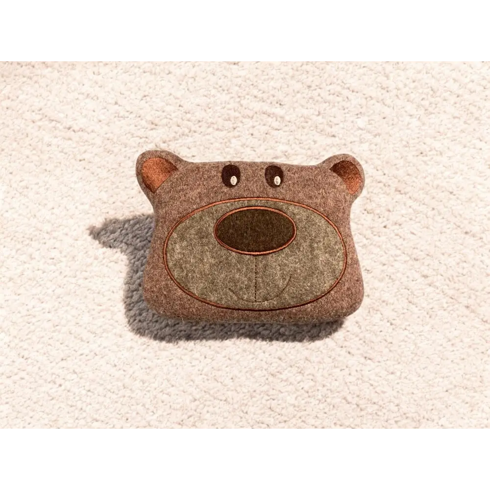 Nachhaltiges hundespielzeug Bärbel, handgefertigtes Bärenkissen mit gesticktem Gesicht