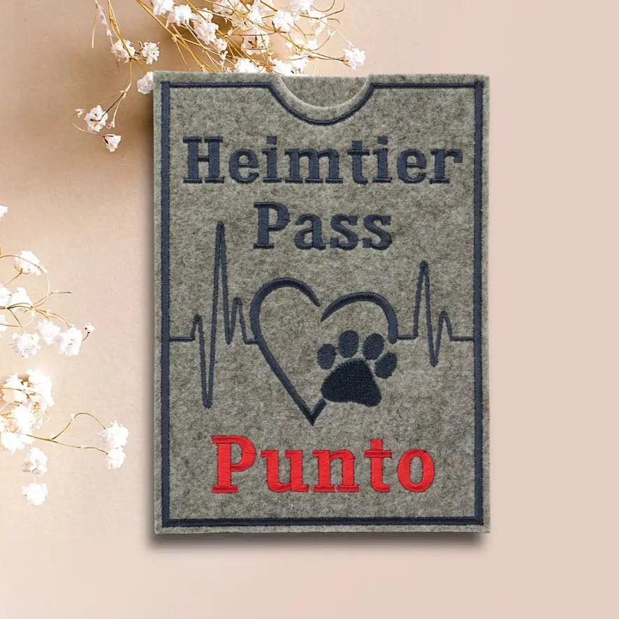 Graue impfpass hülle bestickt mit Herz, Pfoten und Herzschlag für Haustiere