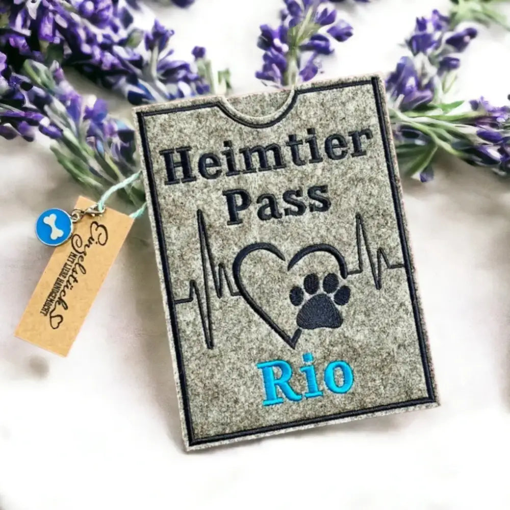 Graue impfpass hülle bestickt für Haustierpass, personalisiert und stylisch