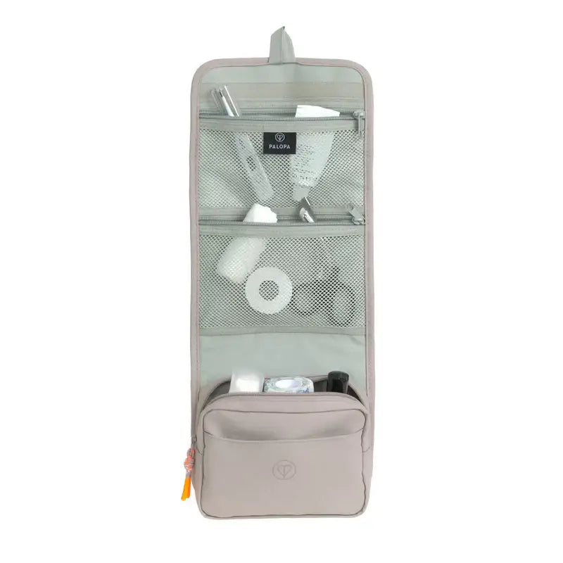 Hunde Erste-Hilfe-Set Bano mit leichtem grauem first aid pouch und wichtigen utensilien griffbereit