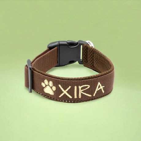 Braunes Hundehalsband mit Namen und Pfotenmuster, atmungsaktive 3D-Airmeshpolsterung
