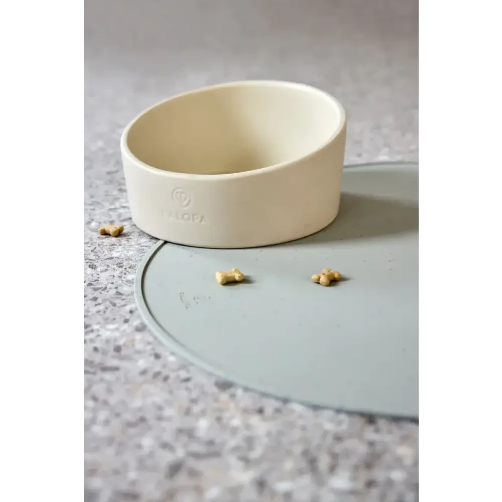 Creamfarbener Hundenapf Cali mit schrägem Öffnungsdesign, echtes Highlight für Hundespielzeug