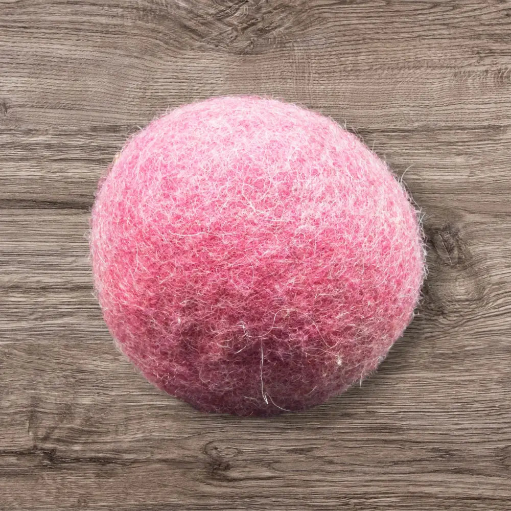 Fluffy pink felted wool ball Jumping Filzball aus regionaler bio-schurwolle Hundespielzeug