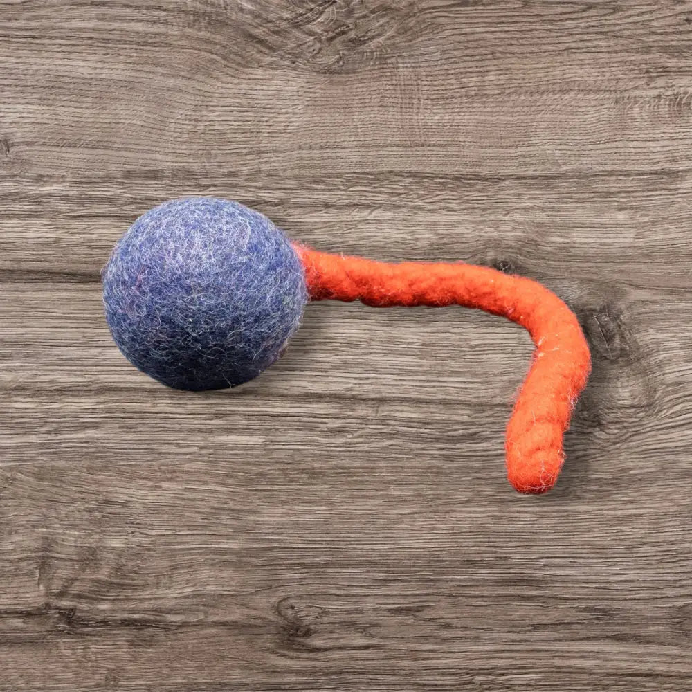Blauer Jumping Schleuder-Filzball aus regionaler Bio-Schurwolle als Hundespielzeug