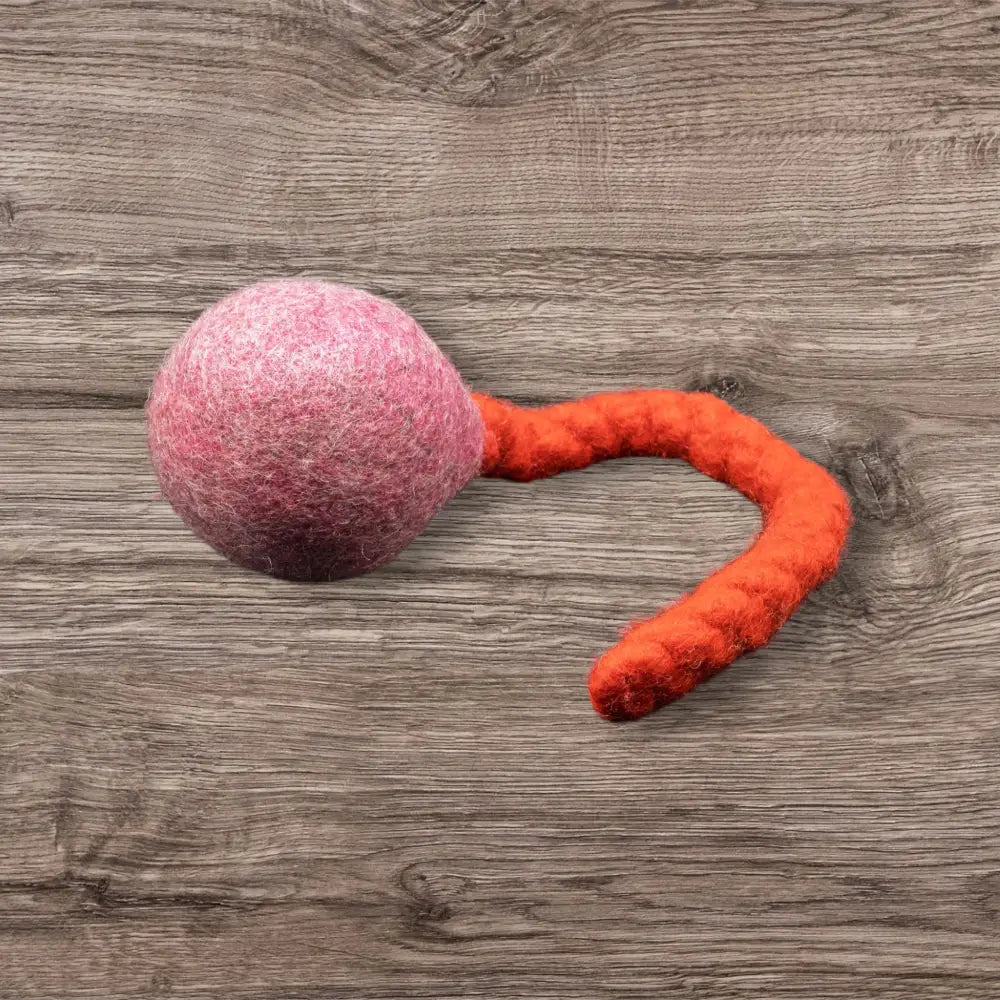 Pinkes Jumping Schleuder-Filzball aus regionaler Bio-Schurwolle, perfektes Hundespielzeug