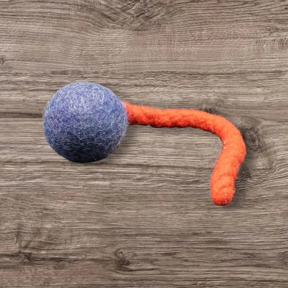 Blauer Jumping Schleuder-Filzball aus regionaler Bio-Schurwolle als Hundespielzeug