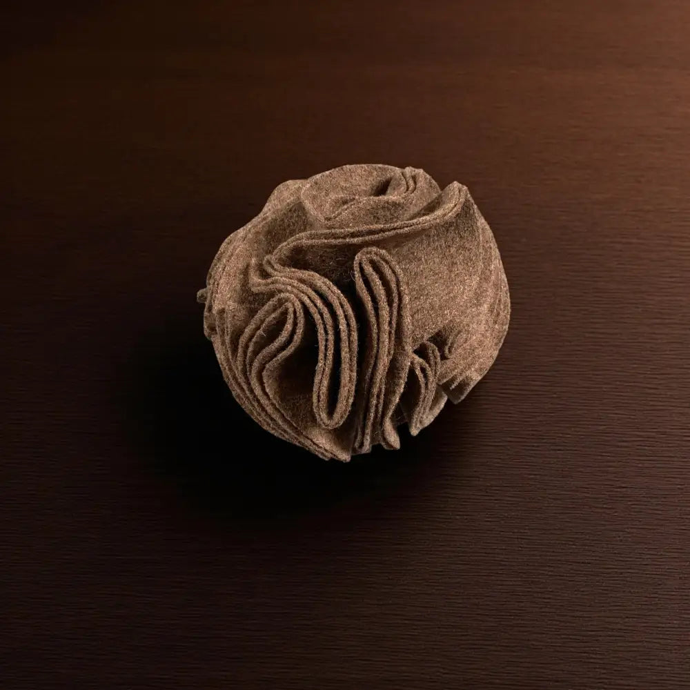 Braune Stoffrosennapkin für artgerechten Schnüffelspass beim Schnueffelball Watson