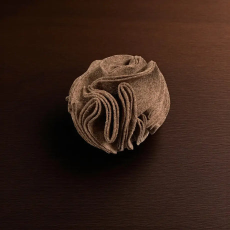 Braune Stoffrosennapkin für artgerechten Schnüffelspass beim Schnueffelball Watson