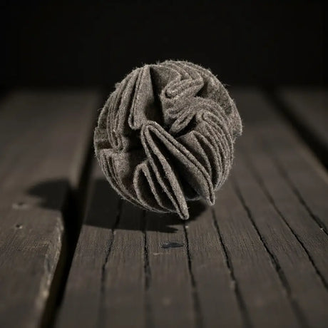 Kleiner Schnueffelball Watson mit dunklem, texturiertem Stoff für artgerechten Schnüffelspass