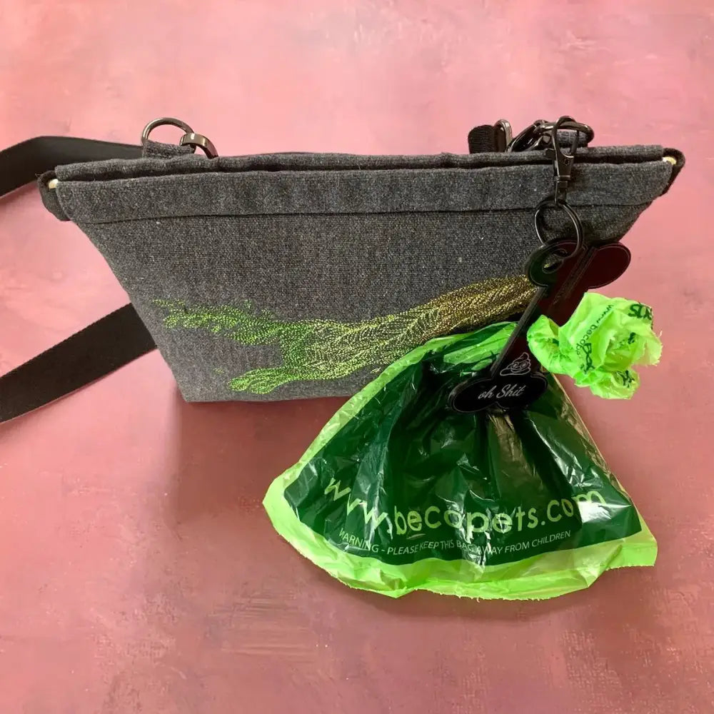 Grauer Stoff Hundetüte mit grüner Stickerei für stinkige Situationen unterwegs, sichere Befestigung