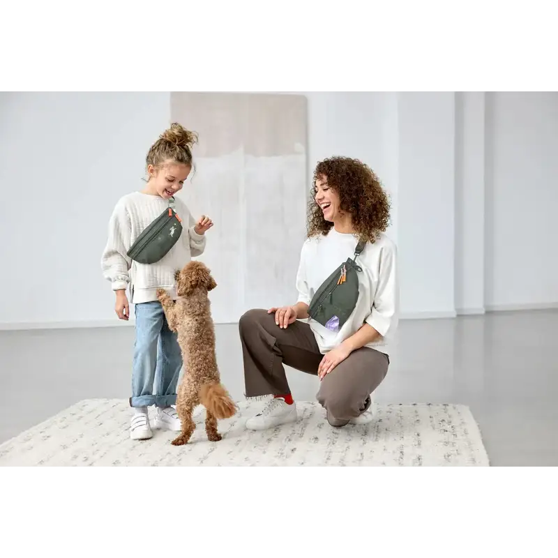 Zwei dunkelgrüne Leckerlibeutel Enja mit separatem Leckerli-Fach, perfekt für Hundespielzeug