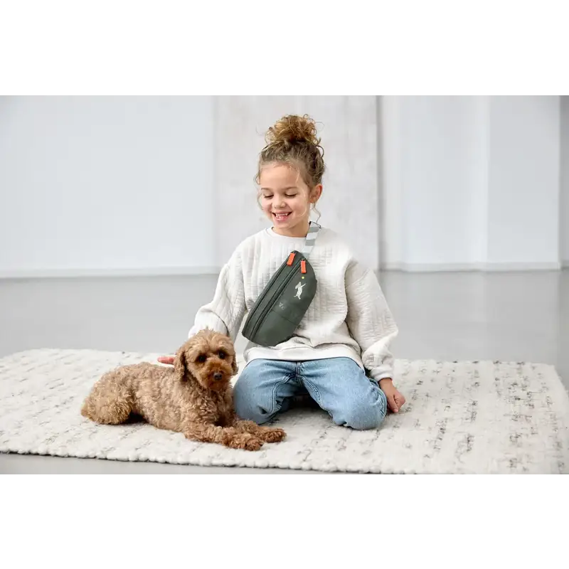 Junge Mädchen petting kleinen lockigen Hund mit Leckerlibeutel Enja und Hundespielzeug