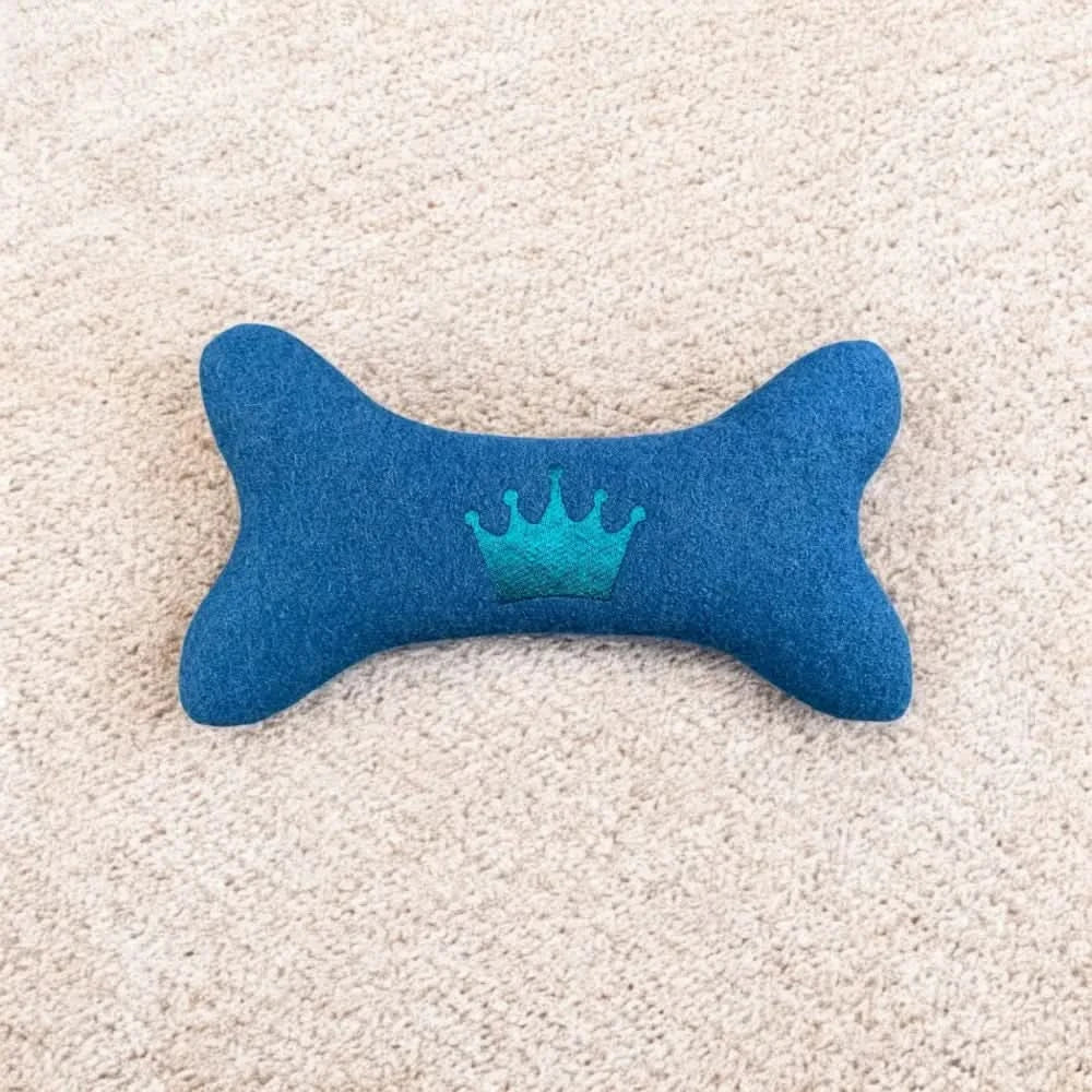 Blauer nachhaltiges hundespielzeug in Knochenform mit Stickkrone für dein Hundespielzeug