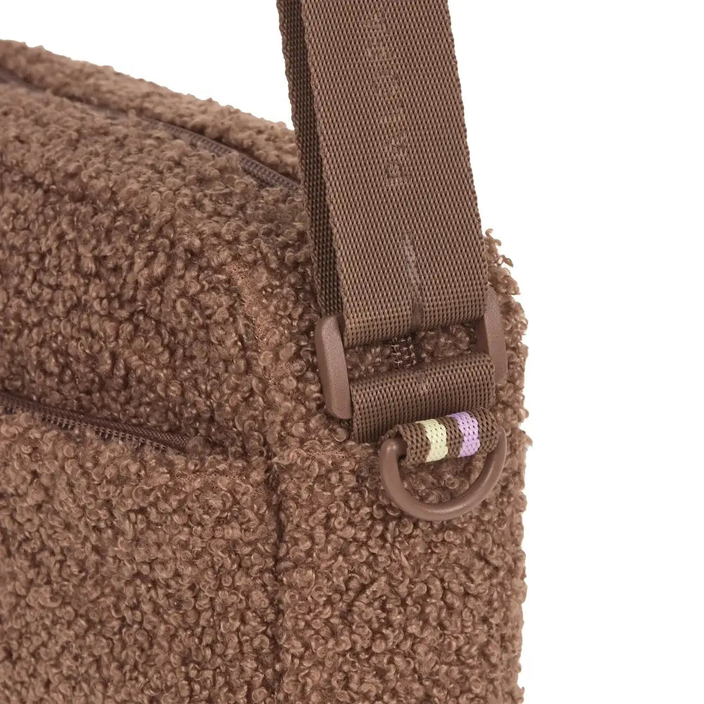 Brown sherpa Schultertasche vom leckerlibeutel Noka mit verstellbarem Schulterriemen