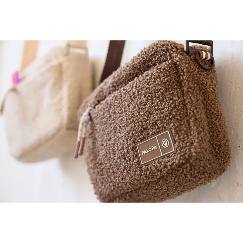 Fluffy braune Schultertasche Palopa Leckerlibeutel Noka mit Textur, perfekt für Hundespielzeug