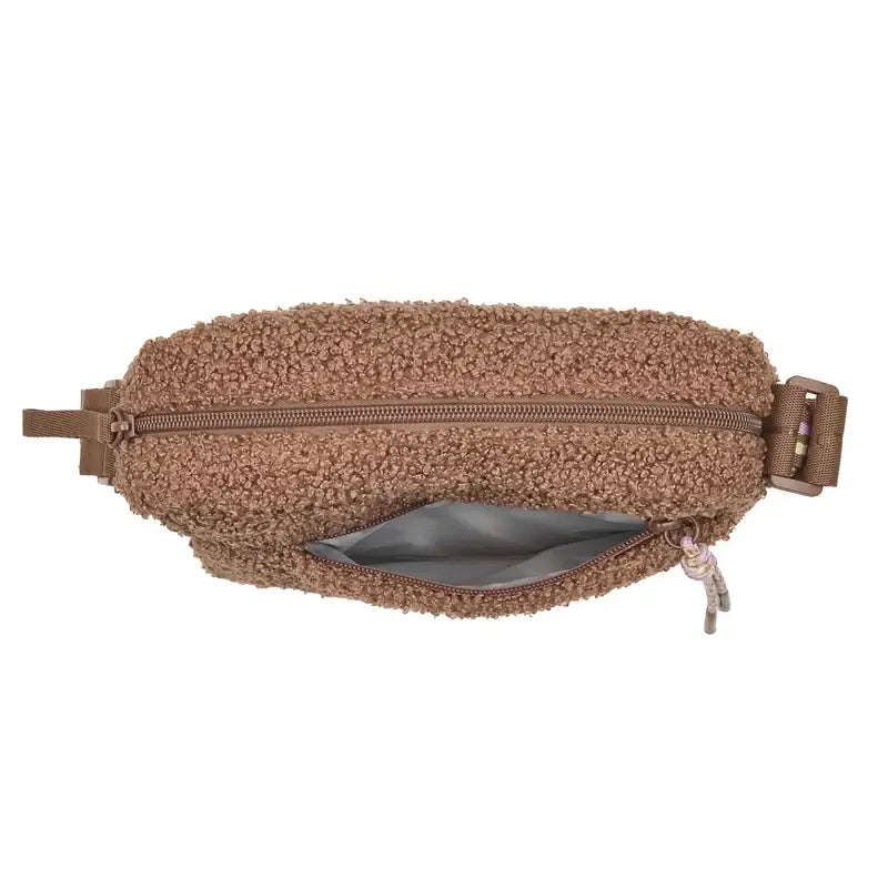 Plüschiger brauner leckerlibeutel Noka mit Top-Reißverschluss und Fronttasche