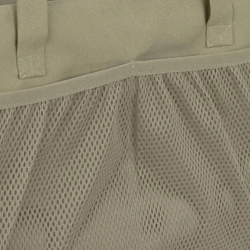 Nahaufnahme vom Palopa Organizer Tasche Jari mit beige Stoff und Meshfach, perfekt als Dog Travel Bag