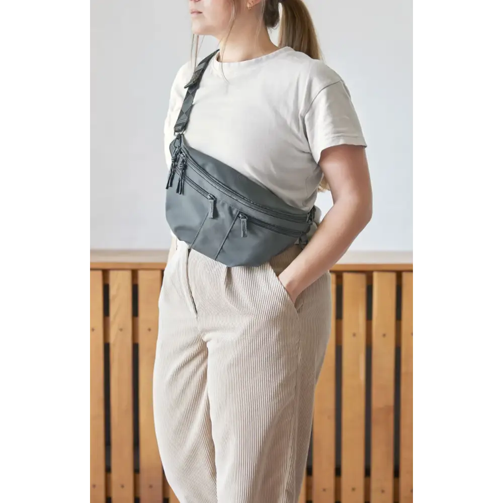 Dunkelgraue Bum Bag Emma mit Reißverschlusstaschen und verstellbarem Gurt