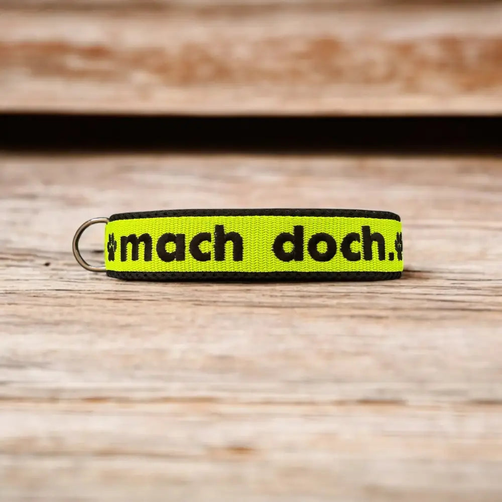 Neon gelber Schlüsselanhänger für personalisiertes Zugstopp Halsband für Hunde