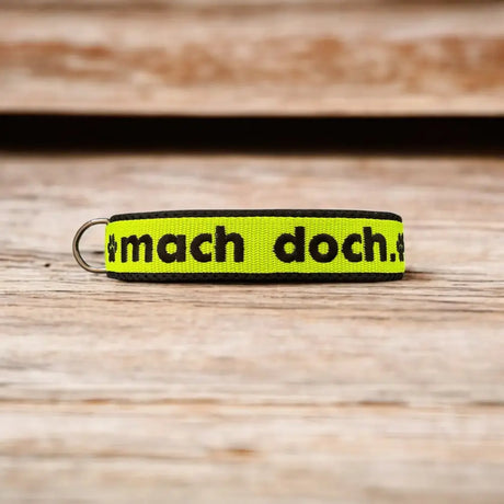 Neon gelber Schlüsselanhänger für personalisiertes Zugstopp Halsband für Hunde