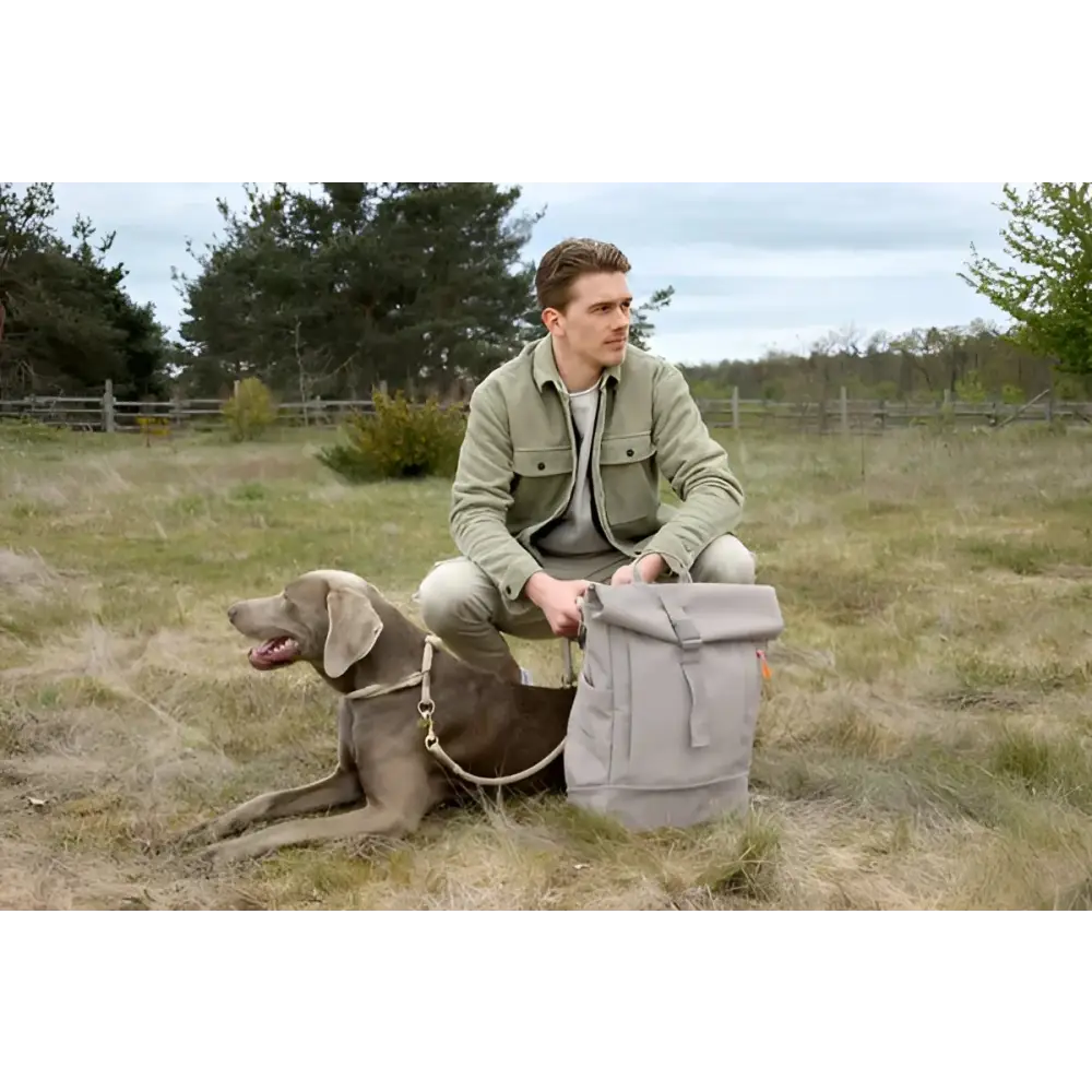 Beiger Rolltop Rucksack Yoska mit Frontverschluss, stylischer Rucksack Yoska für Alltag