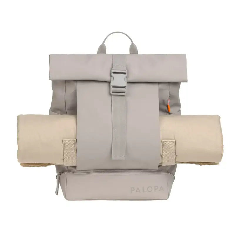 Light grey rolltop rucksack Yoska mit beige Decke, stylischer Rucksack Yoska