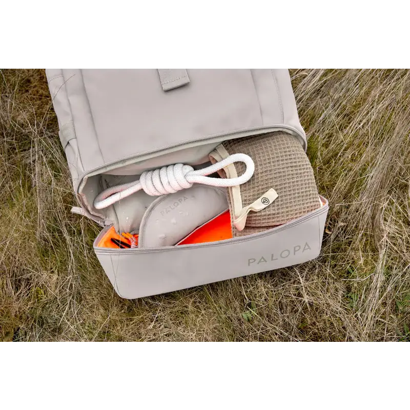 Offenes Rolltop Rucksack Yoska mit Wäsche, Seil und bunten Gegenständen drin