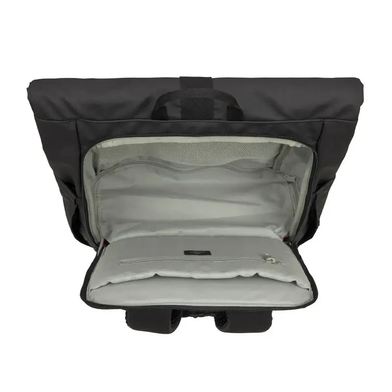 Schwarzer Rolltop Rucksack Yoska offen mit mehreren Innentaschen, perfekt für den Alltag