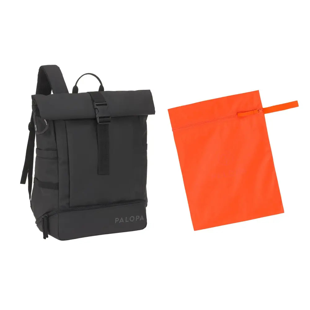 Schwarzer Rolltop Rucksack Yoska mit Frontschnalle und orangefarbenem Drawstring-Beutel