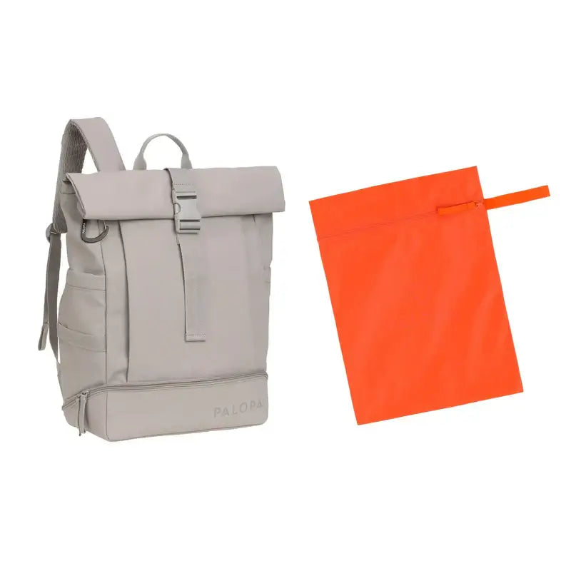 Rolltop Rucksack Yoska in hellgrau mit orangefarbenem Beutel, perfekt für den Alltag