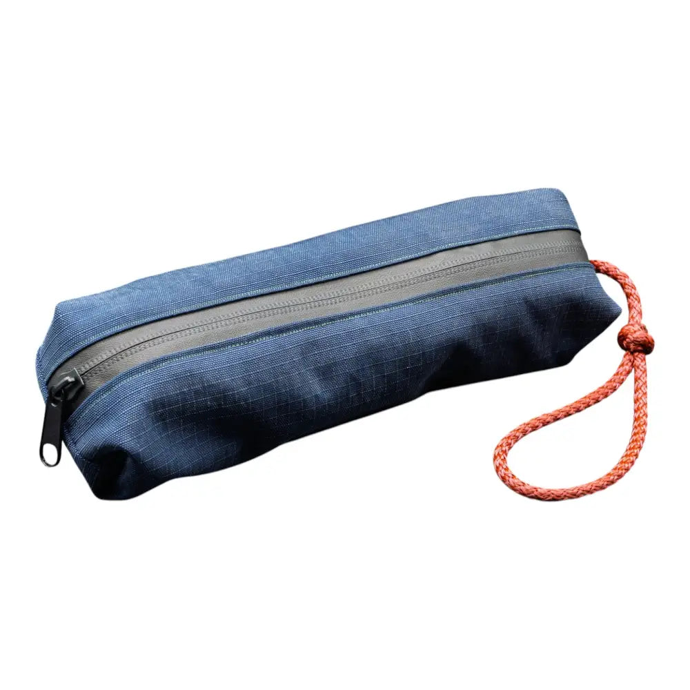 Navy blauer upcycling futterdummy mit grauem Reißverschluss und orangem Loop, 7cm breit