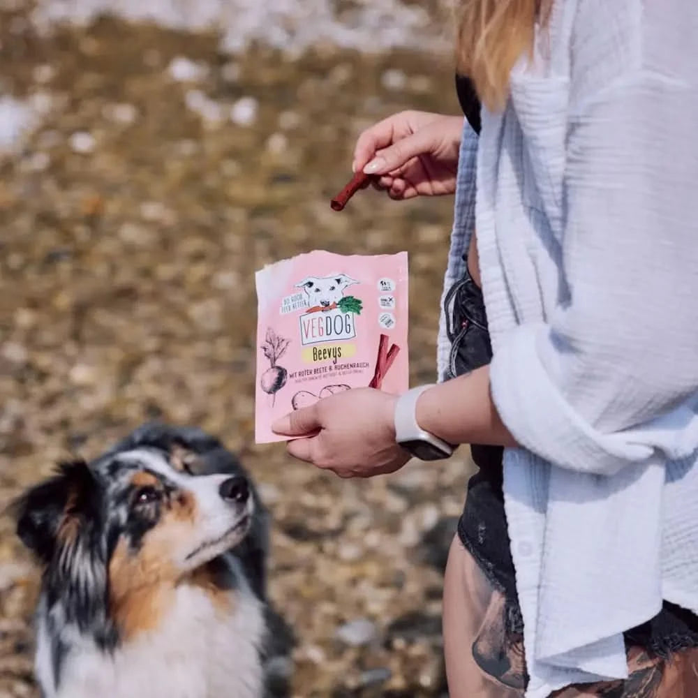 Pink packet vegdog beevys 80 g hundeleckerlis mit cartoon hund illustration und deutschem text ideal als hundespielzeug ergänzung