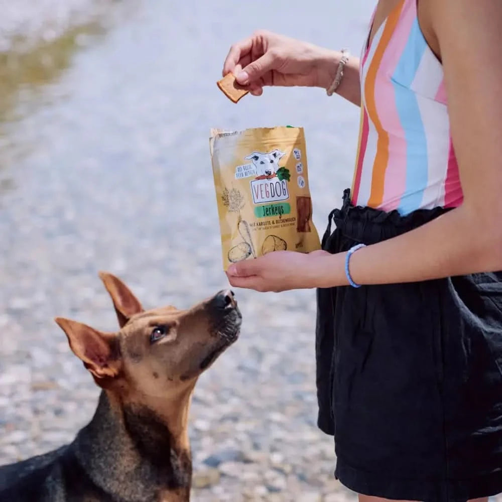 Eine goldgelbe vegdog jerkeys tüte mit karotte und rote beete hundesnacks für gesunde belohnung