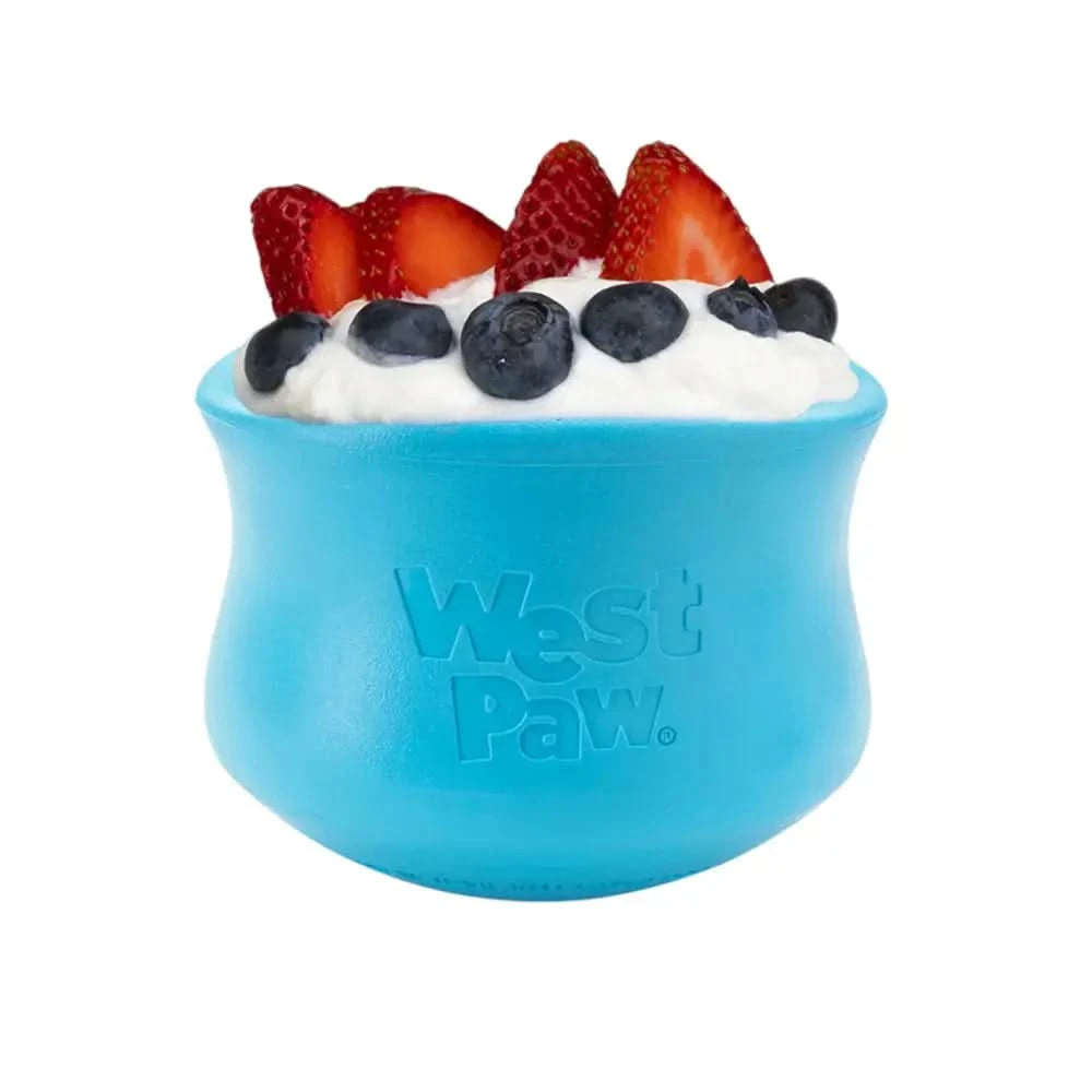 Blauer west paw toppl silikon futternapf mit yogurt und beeren als robustes futterpuzzle fürs hundespielzeug