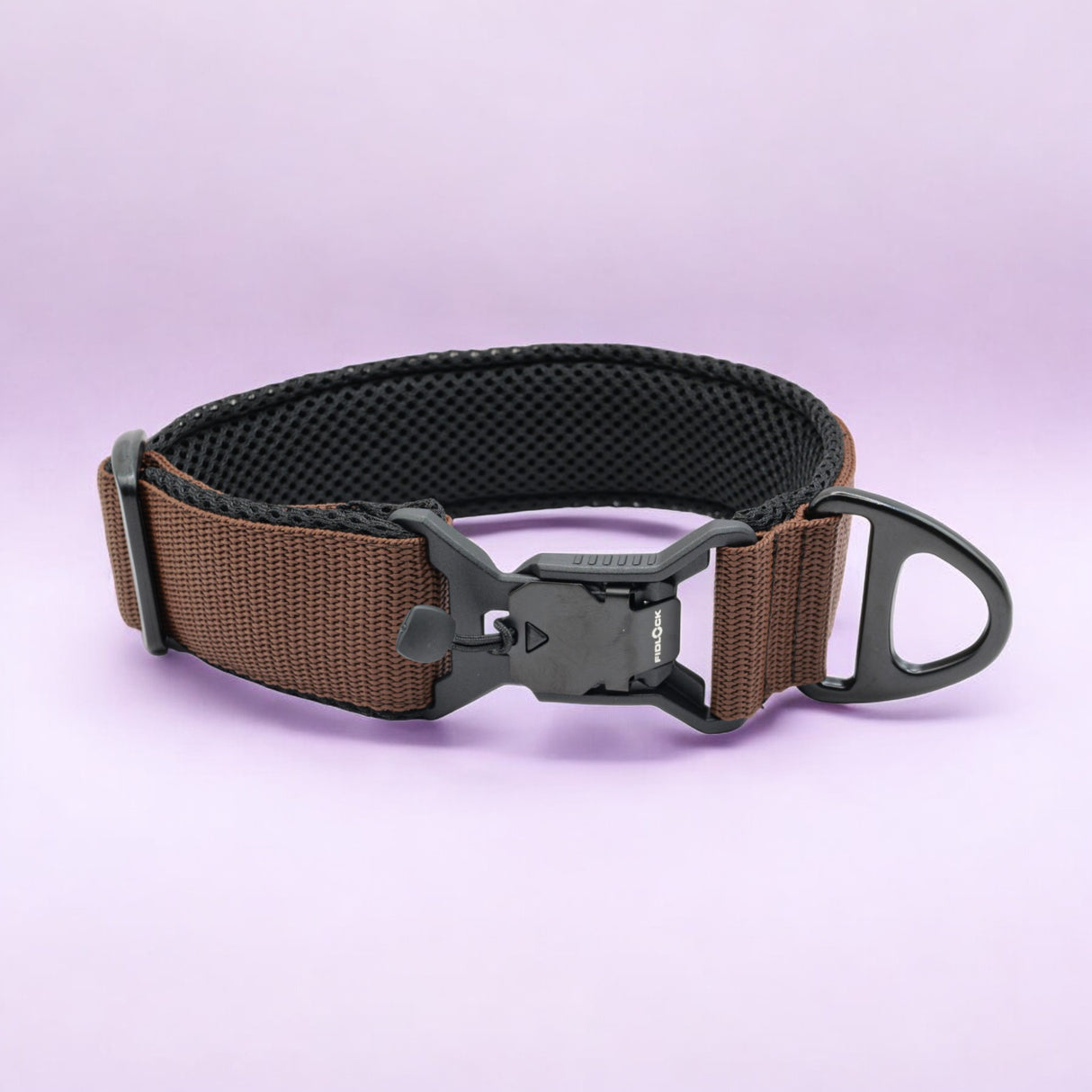 Ein braun-schwarzes besticktes Hundehalsband von pfotenimglück mit einem langlebigen FIDLOCK® Magnetverschluss ist auf einem hellvioletten Hintergrund abgebildet. Das Halsband verfügt über einen verstellbaren Riemen und eine D-Ring-Schlaufe zum Befestigen einer Leine und sorgt mit seiner fortschrittlichen Technologie für Komfort.