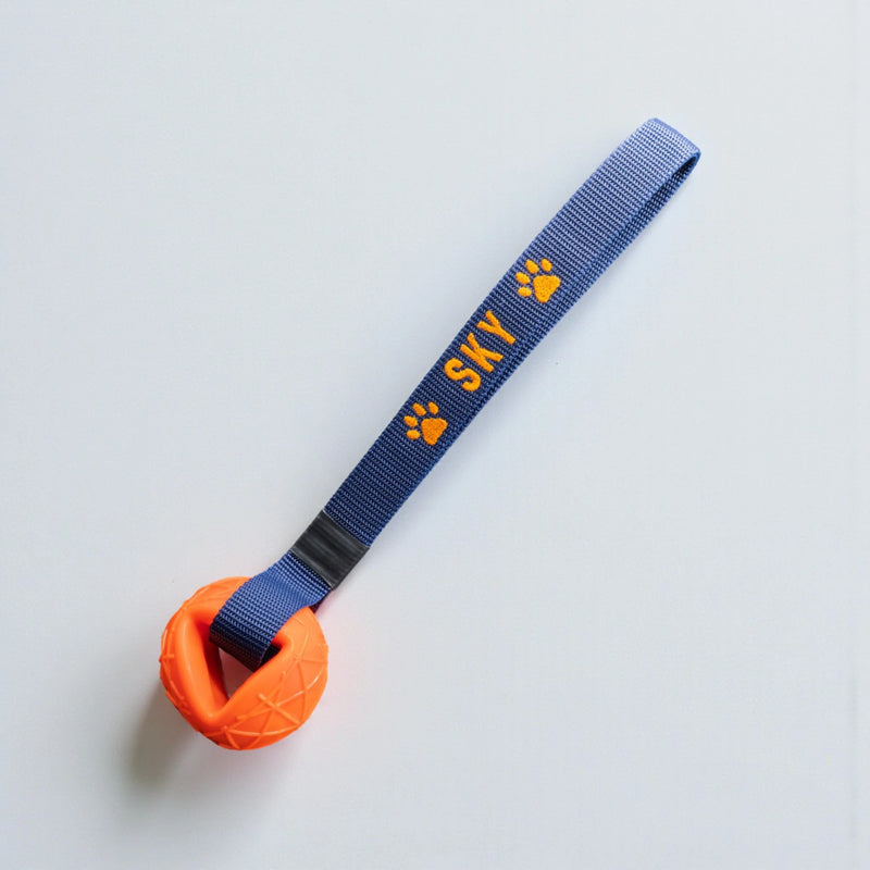 Moby Spielball für Hunde in Orange mit Blauer Wurfschlaufe und orange gesticktem Namen Sky