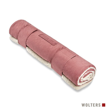 Eine aufgerollte rostfarbene Reisematte für Haustiere mit beiger Unterseite und Riemen zum sicheren Verschließen. Der Markenname „pfotenimglück“ ist in der unteren rechten Ecke sichtbar. Diese kuschelige Hunde-Reisedecke Vagabund ist PFC-frei gefertigt und sorgt für umweltbewussten Komfort unterwegs.