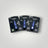 Drei verpackte blaue Acme-Alpha-Pfeifen.