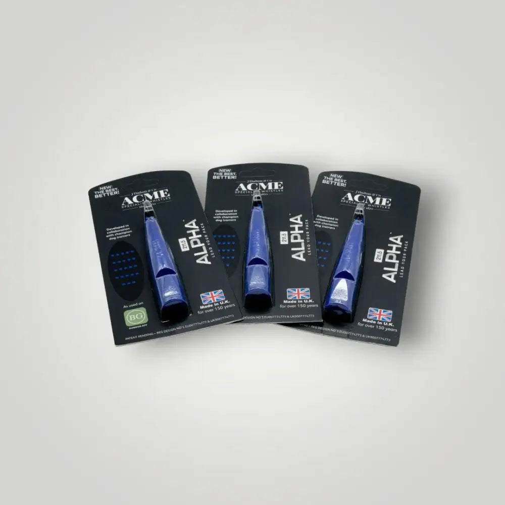 Drei verpackte blaue Acme-Alpha-Pfeifen.