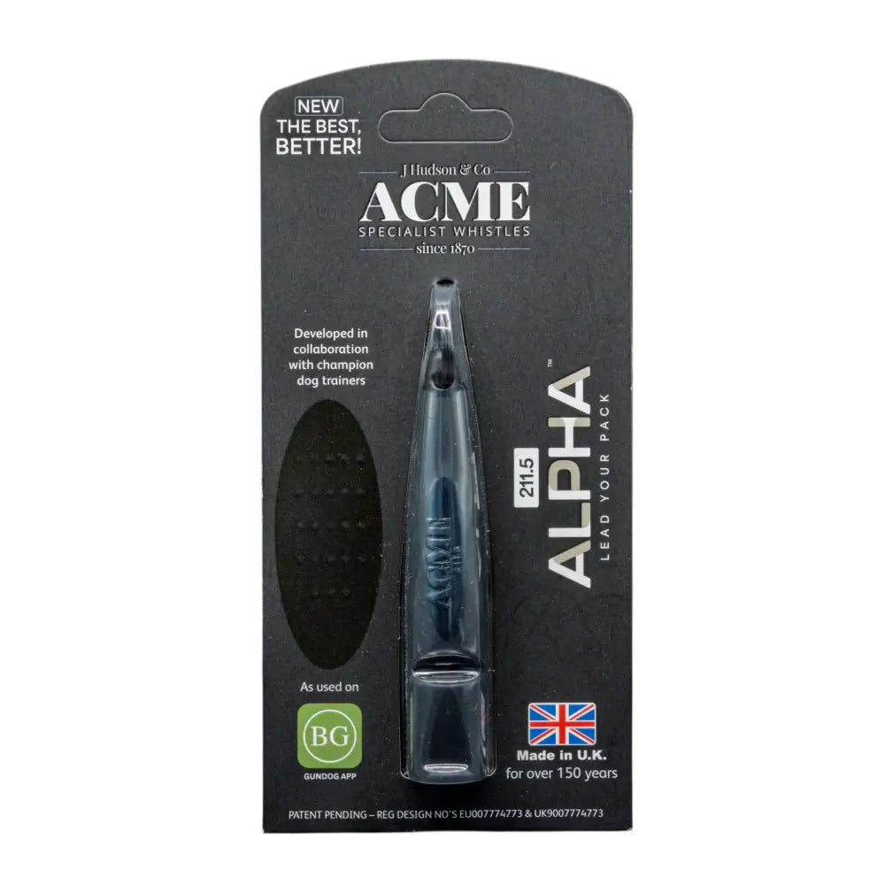 Dunkle durchsichtige acme alpha hundepfeife aus kunststoff mit acme gravur in schwarzer alpha hundepfeife verpackung