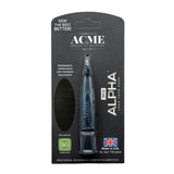Dunkle durchsichtige acme alpha hundepfeife aus kunststoff mit acme gravur in schwarzer alpha hundepfeife verpackung