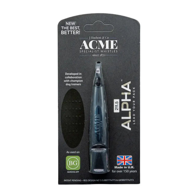 Dunkle durchsichtige acme alpha hundepfeife aus kunststoff mit acme gravur in schwarzer alpha hundepfeife verpackung