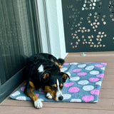 Cozy grau fleece hundedecke smiley mit pinken und weißen lächelnden gesichtern, kompakt faltbar und ideal für hundespielzeug
