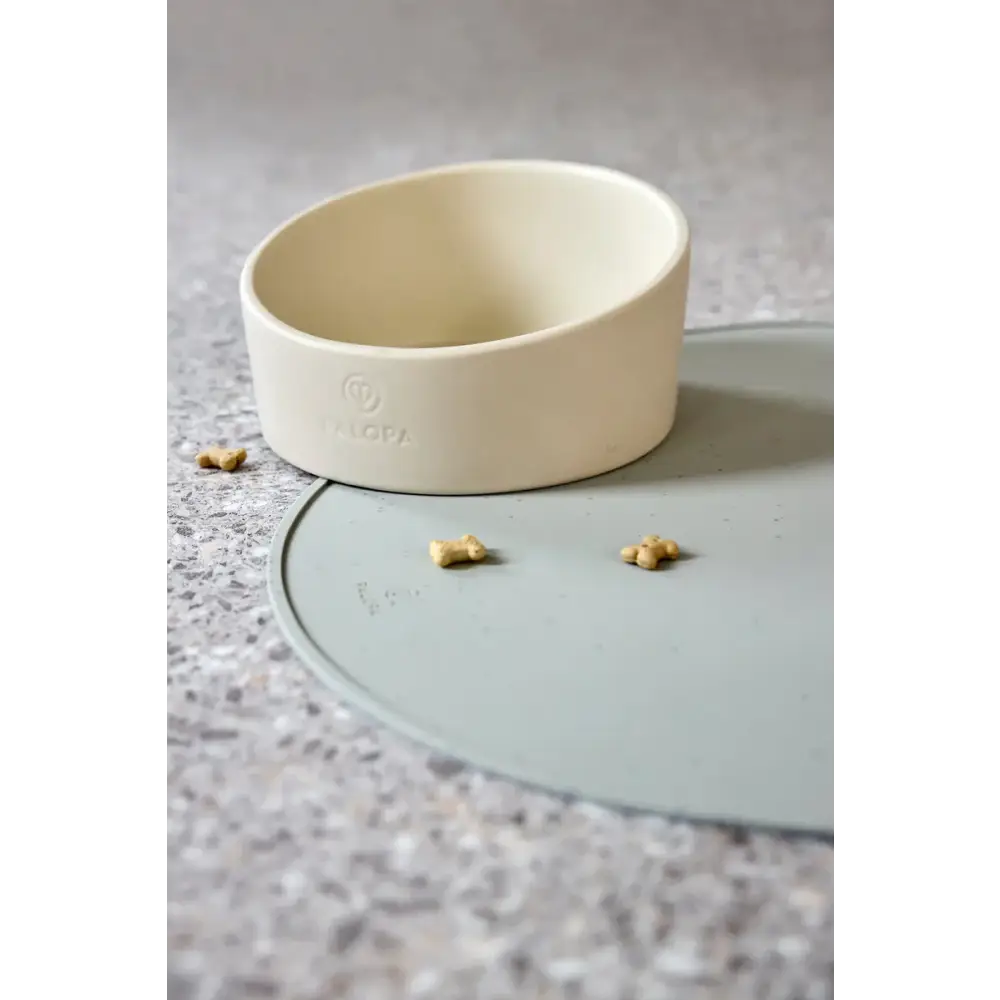 Creamfarbener Hundenapf Cali mit schrägem Öffnungsdesign, echtes Highlight für Hundespielzeug