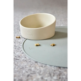 Creamfarbener Hundenapf Cali mit schrägem Öffnungsdesign, echtes Highlight für Hundespielzeug