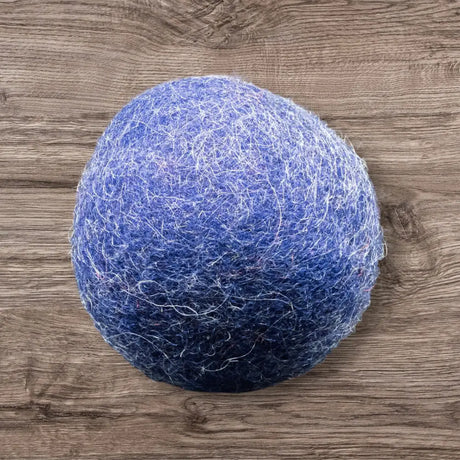 Bunter Jumping Filzball aus regionaler Bio-Schurwolle als Hundespielzeug