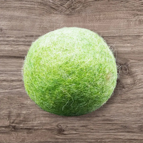 Vibranter grüner Jumping Filzball aus regionaler Bio-Schurwolle als Hundespielzeug